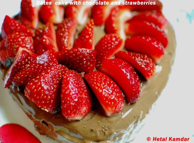 dates-cake-with-chocolate-and-strawberry