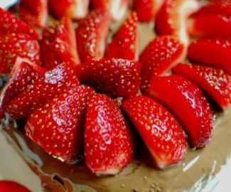 dates-cake-with-chocolate-and-strawberry
