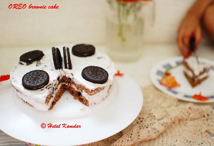 oreo-brownie-cake-with-crushed-oreo-and-cream-frosting