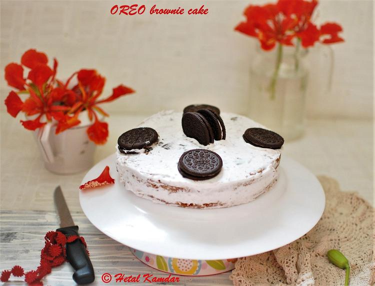 oreo-brownie-cake-with-crushed-oreo-and-cream-frosting