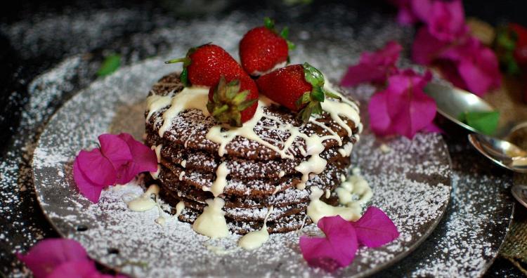 chocolate-pancakes-with-fresh-strawberries