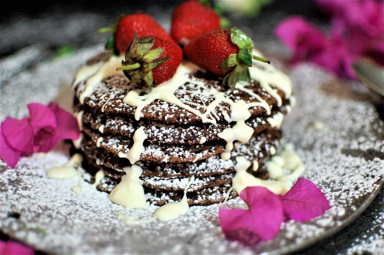 chocolate-pancakes-with-fresh-strawberries