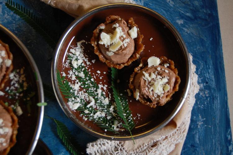 dates-and-oat-tarts-with-chocolate-mousse