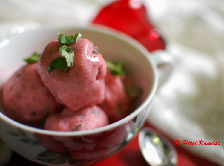 strawberry basil frozen yogurt, strawberry fro-yo recipe 