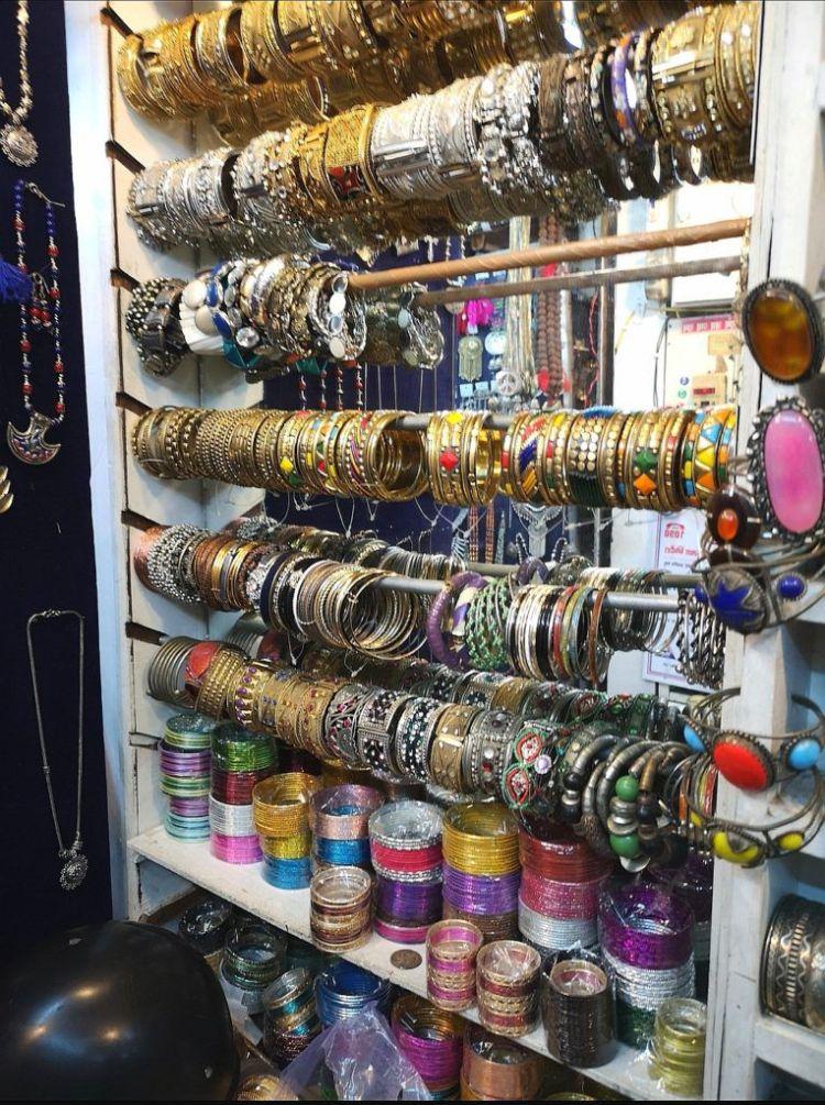 Bangles at Janpat Market / Antiques at Janath Market / Shopping at Janpath Market / Delhi / Tips to shop at Janpath Market in Delhi 