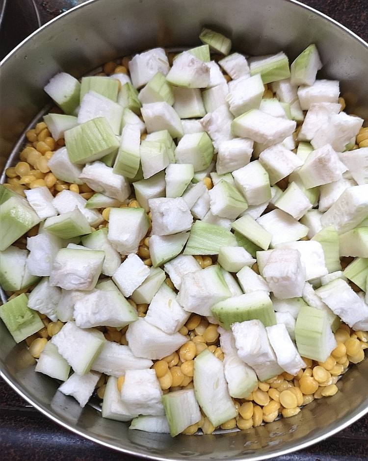 lauki or bottle gourd cut into small chunks and mixed with chana dal to boil in a pressure pan, how to make lauki chana dal at home 