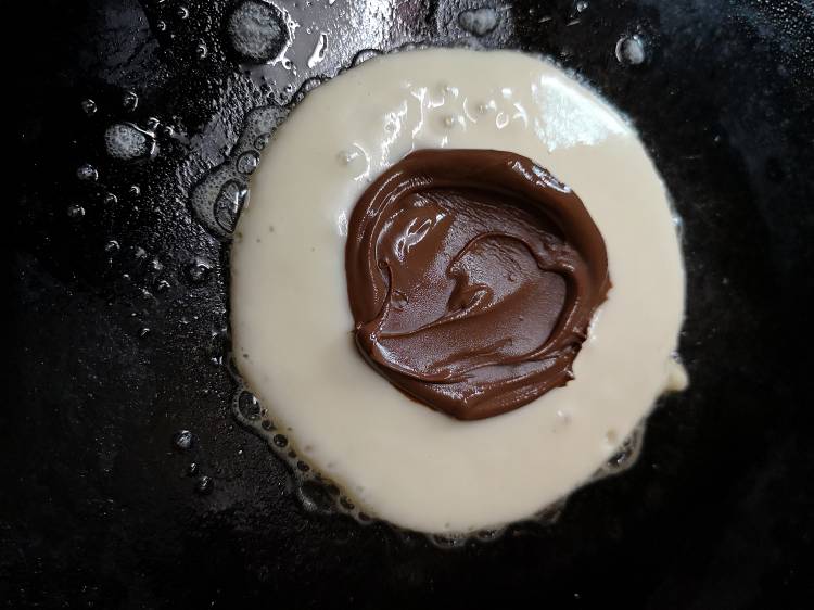 placing Nutella discs in pancake batter, nutella pancakes recipe