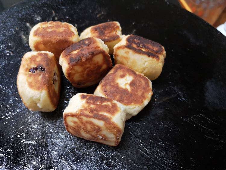 nicely cooked cottage cheese Syrniki squares, ready to be serves