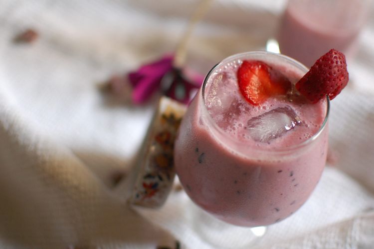 strawberry and black grape smoothie recipe, strawberry smoothie 