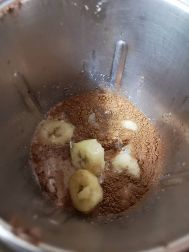 chopped bananas and coco powder for milkshake recipe