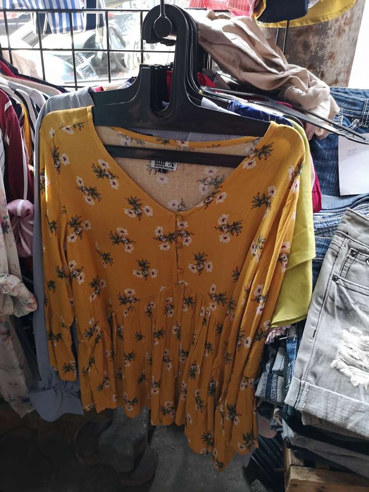 lovely floral printed cotton tops at colaba causeway market, blog on Colaba Causeway Shopping Tips and Tricks