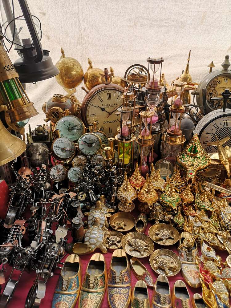 antiques and decor items like lanterns, feng shui tortoise, clocks, candle holders at colaba causeway market, tips and tricks to shop at Colaba Causeway Market