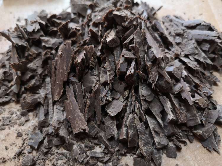 Recipe of Chocolate Mendiants, close up view of dark chocolate shavings for detox chocolate mini bites 