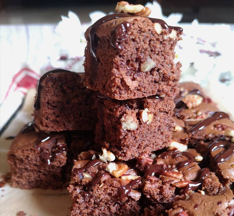 Stacks of egg less squares of pecan nuts chocolate brownies, how to make pecan nuts brownie 