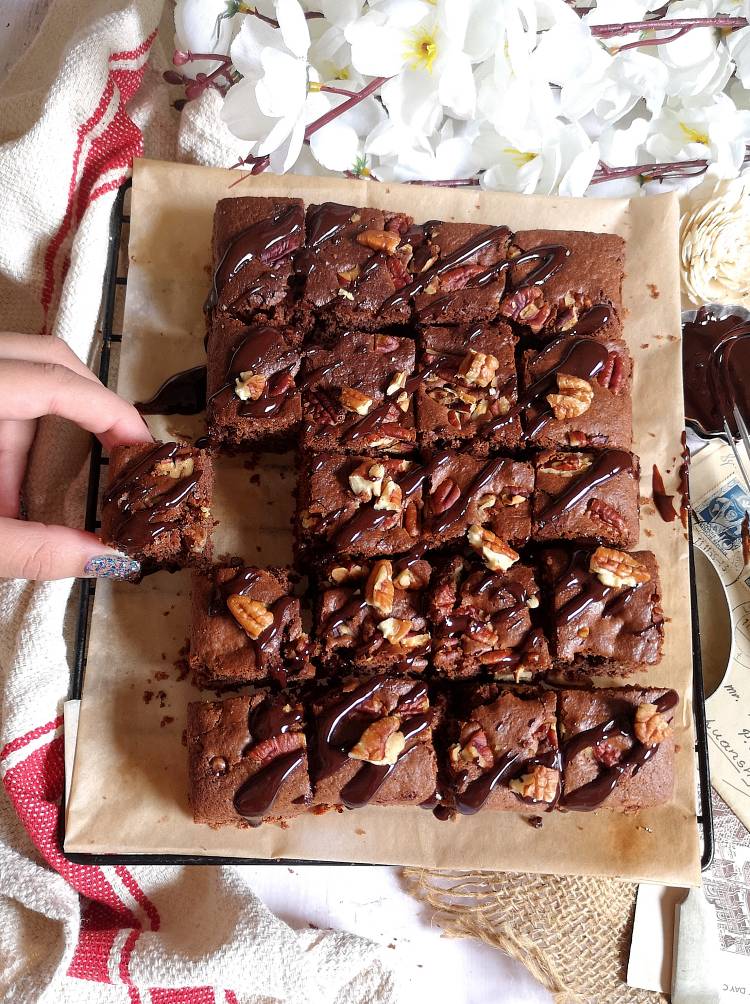 top view of egg less pecan nuts brownie recipe drizzled with chocolate ganache and sprinkles of pecan nuts, how to make pecan nuts brownie 