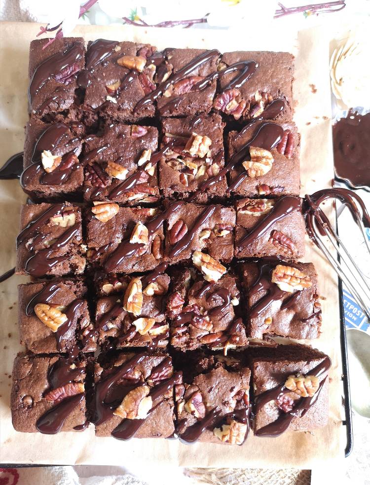 freshly baked eggless pecan nuts brownie from the oven, drizzled with chocolate ganache and sprinkled with chopped pecan nuts, how to make pecan nuts brownie 