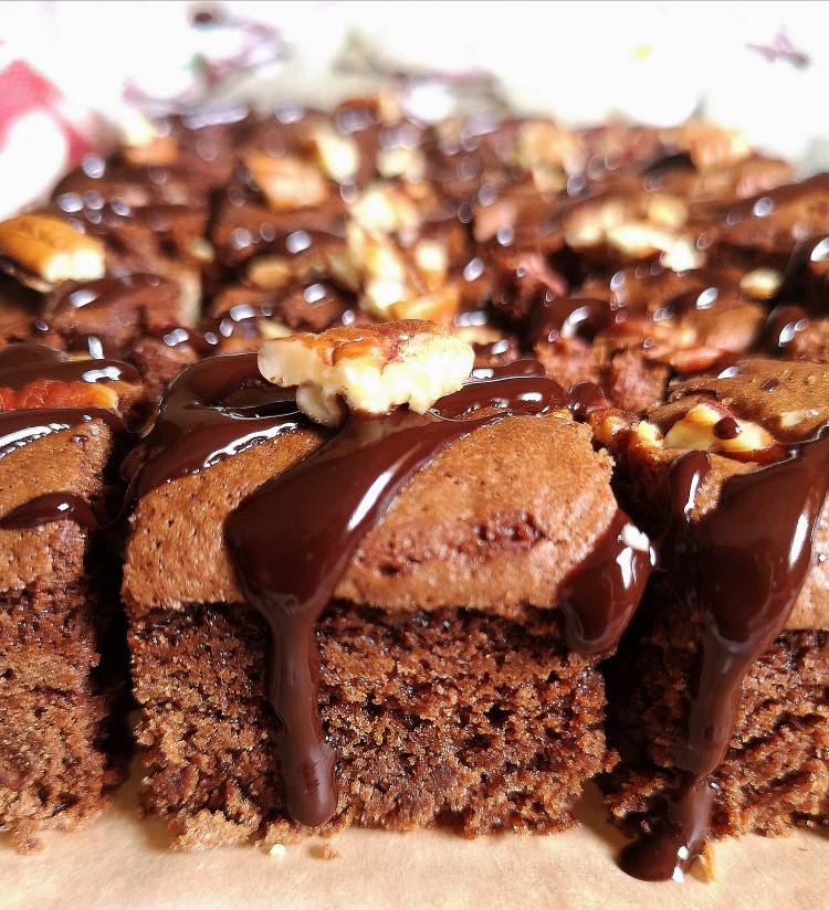 close up view egg less pecan nuts brownie with a drizzle of chocolate ganache, how to make pecan nuts brownie 