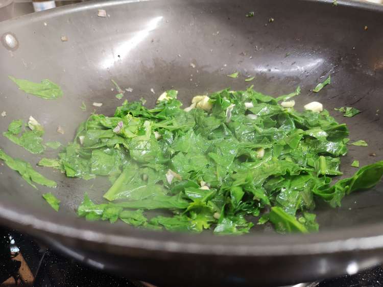 adding chopped spinach to minced garlic and butter , How to make Pasta al Limone