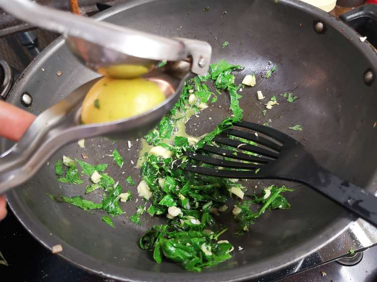 squeezing lemon into the pan with spinach and garlic , how to make lemon pasta at home