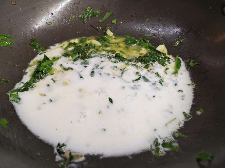 adding coconut cream to eh pan of cooked spinach, garlic and butter,How to make Pasta al Limone