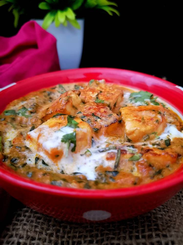 close up photo of Paneer Cubes cooked in methi and onion tomato gravy,Methi Malai Paneer Recipe ready to serve, recipe of paneer methi malai