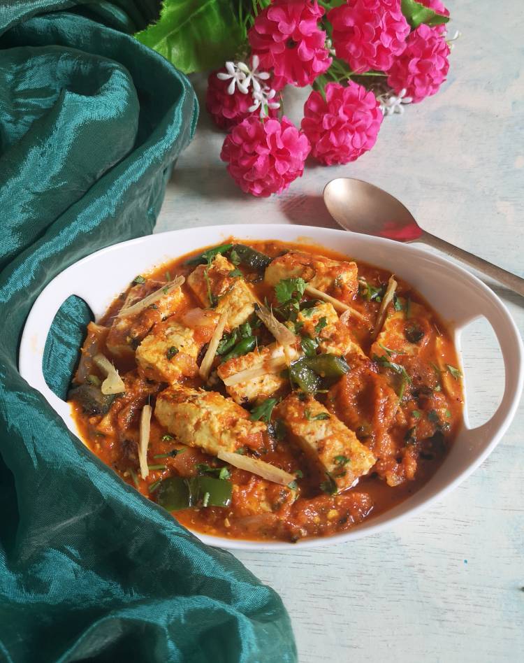 close up photo of Paneer Jalfrezi garnished with ginger julienne and finely chopped coriander leaves, How to make Paneer Jalfrezi with gravy