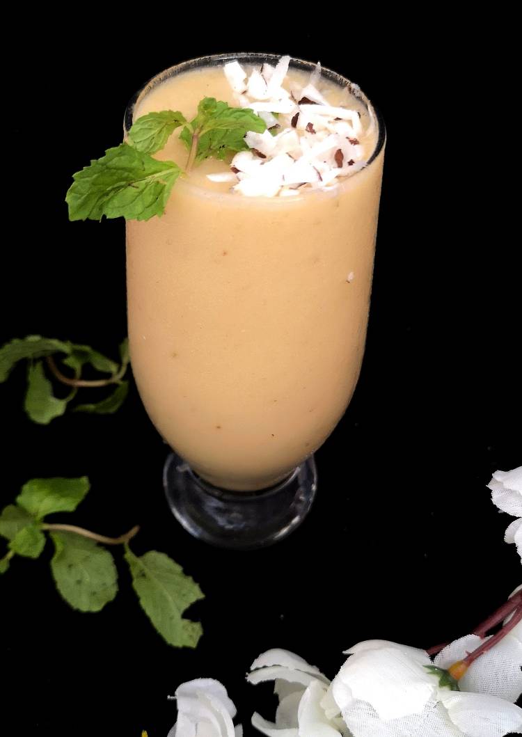 close up view of Pinacolada-Smoothie served in a glass,  how to make pinacolada smoothie