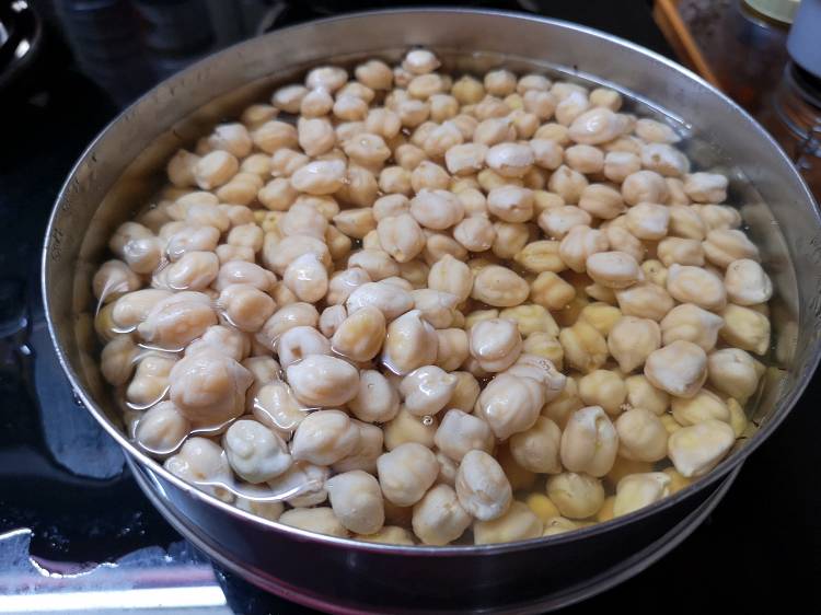 soaked chickpeas for roasted beetroot hummus 