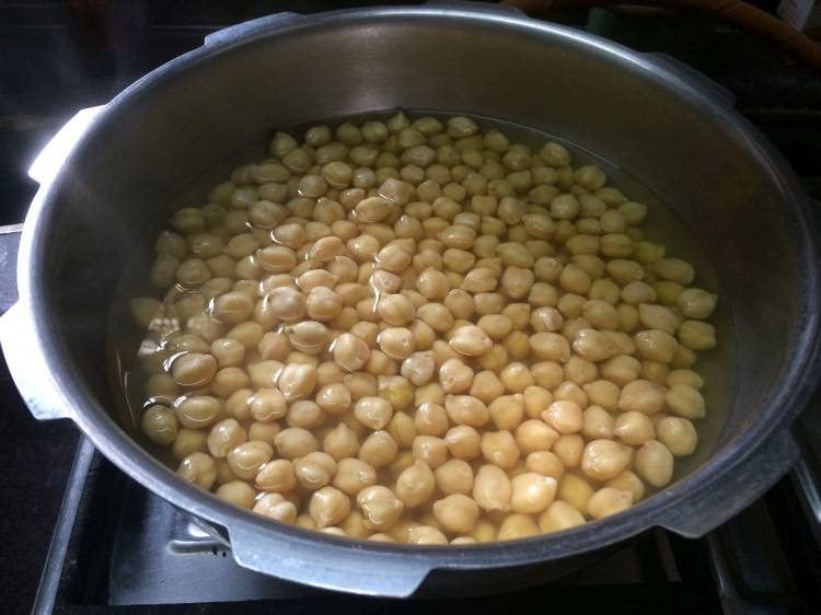 Boiled white chickpeas for Mango Hummus