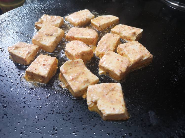 cooking paneer cubes on hot tawa with cooking oil, how to make restaurant style tawa paneer masala at home ,recipe of tawa paneer masala