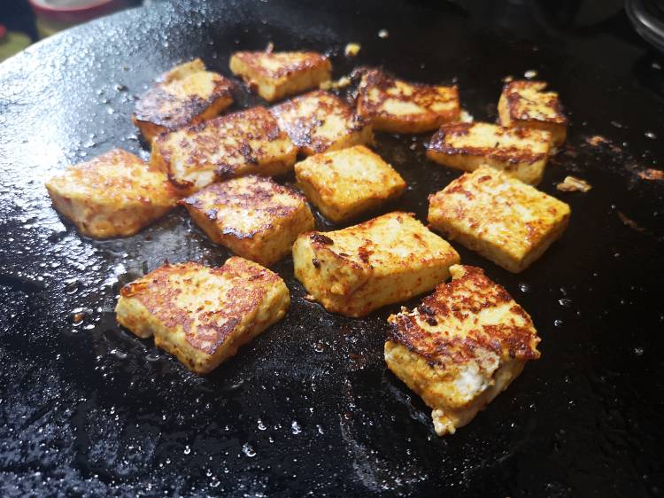 grilled paneer cubes on cast iron tawa, how to make tawa paneer masala