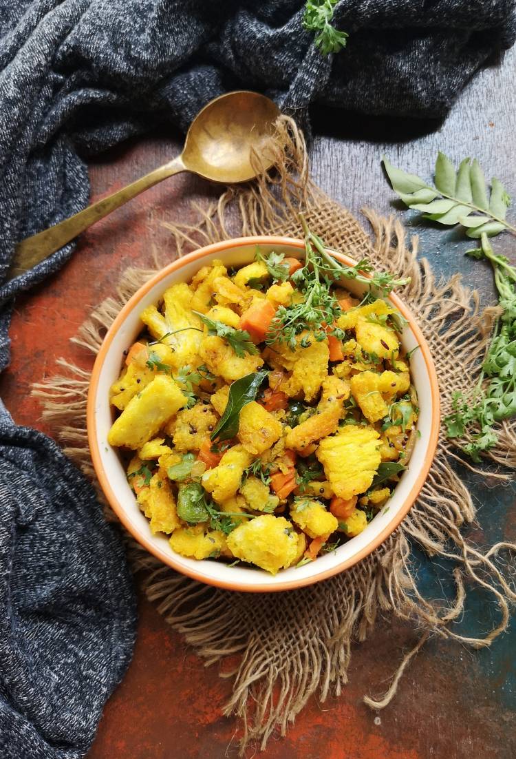top angel of Bread Upma garnished with finely chopped coriander leaves and curry leaves, how to make South Indian Style Bread Upma