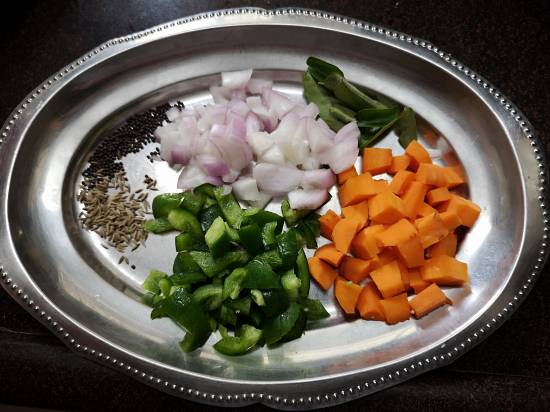  chopped onions, carrots and capsicum for bread upma recipe