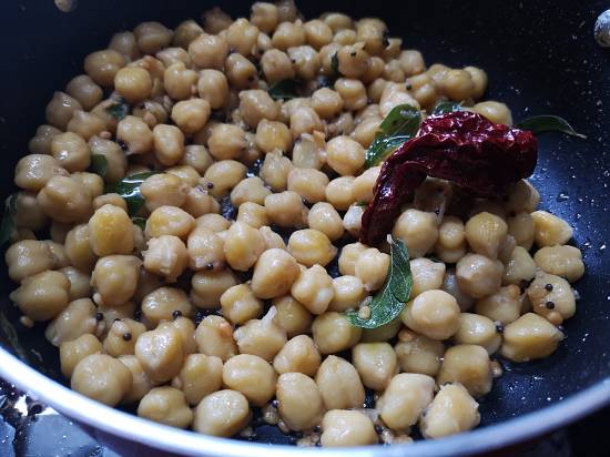 add tamarind extract in chickpeas