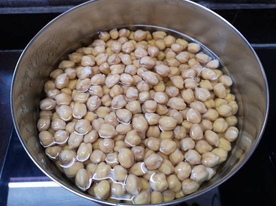 soaking chickpeas for chole recipe, punjabi chole recipe