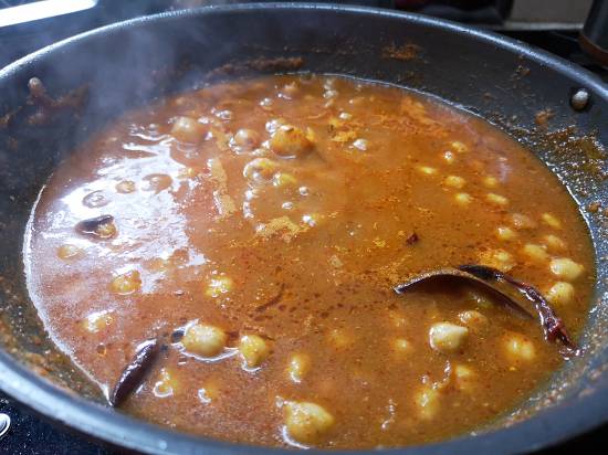 simmering gravy chole recipe, punjabi chole recipe