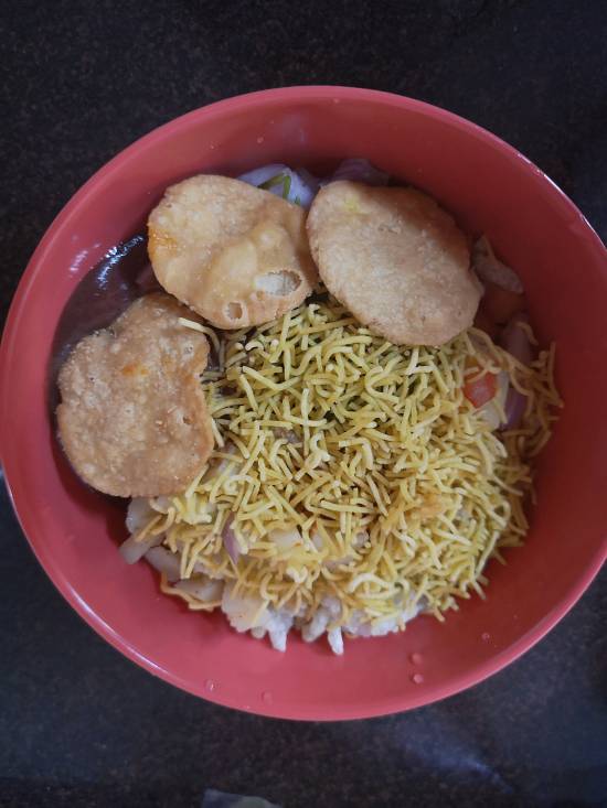 close up view of papdis, sev , chutneys added to dahi bhel recipe, how to make Dahi Bhel