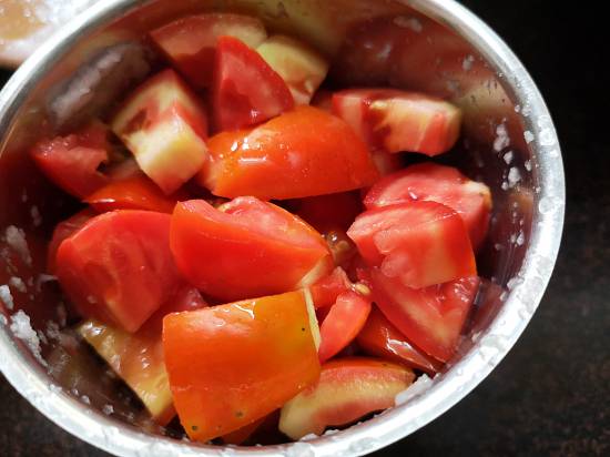 blending tomatoes in a grinder jar