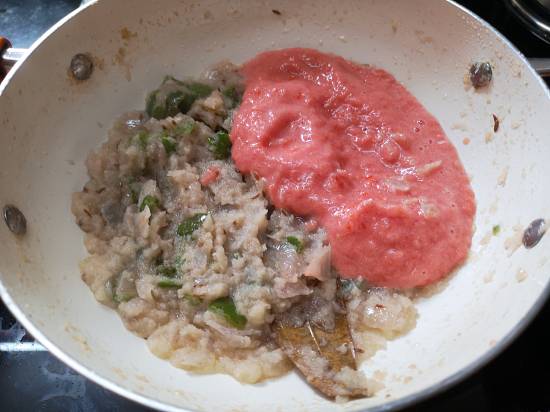 adding tomato puree in the pan for veg korma