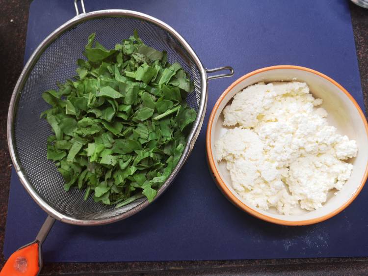 chopped spinach, palak and crumbled paneer, recipe of paneer palak bhurjee 