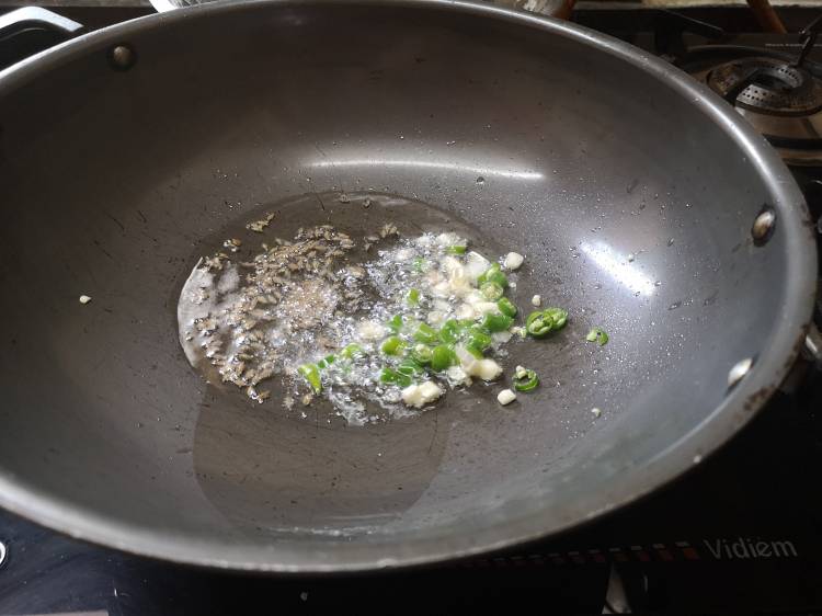 heating oil in a pan and adding green chilies and garlic, how to make Spinach Cottage Cheese Scramble
