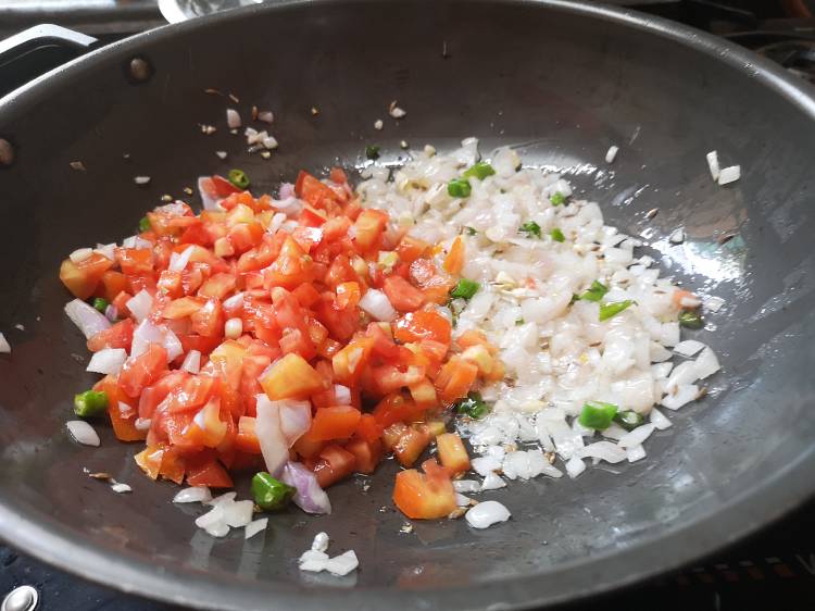 adding chopped tomatoes and onions to prepares dry palak paneer bhurjee, recipe of paneer palak bhurjee