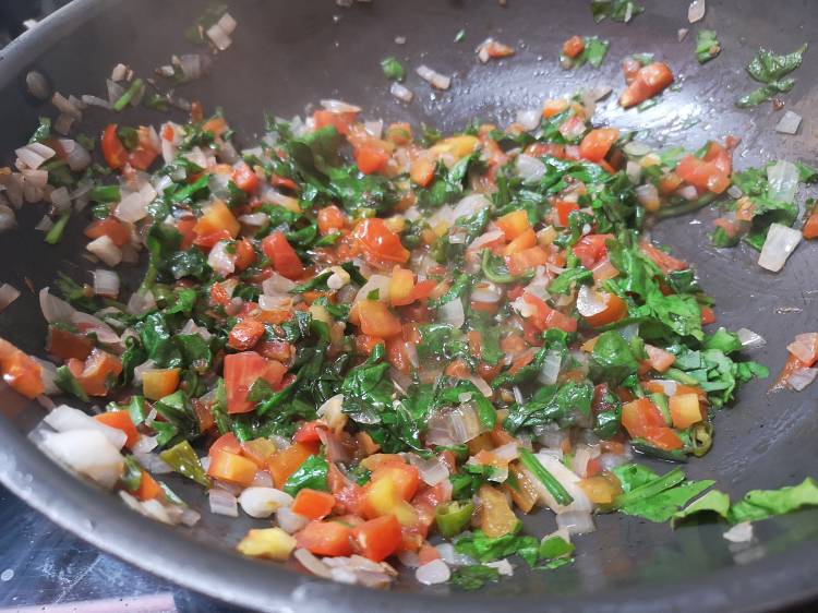 adding chopped palak, spinach, recipe of paneer palak bhurjee