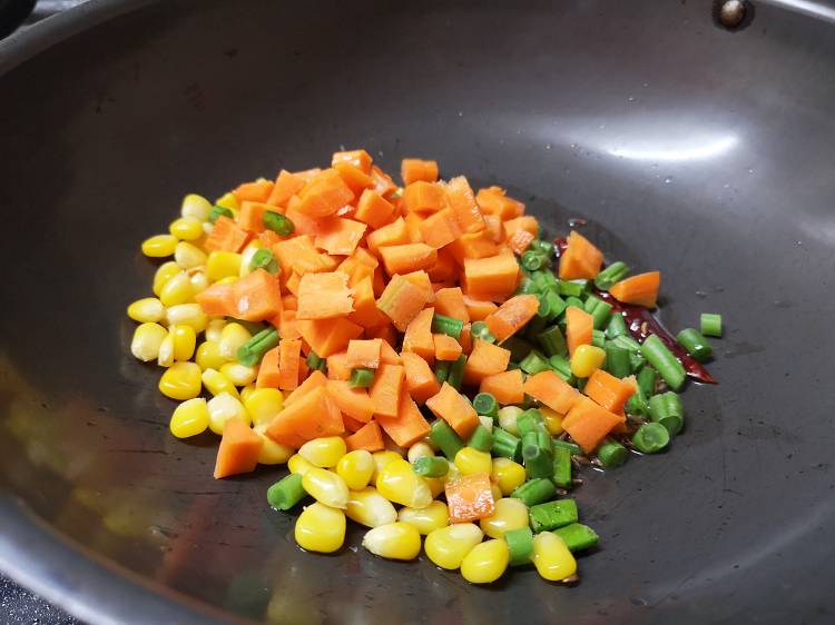 adding cut carrot, corn, and french beans into the Kadai, how to make veg paneer pulao