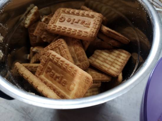 Parle G Biscuits put into the blender, How to make Parle G cake