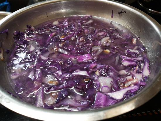 boiling purple cabbage mixture in the pan, How to make Purple Cabbage Soup