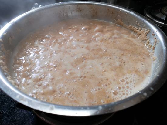 rajgira flour, sugar and milk being cooked,  how to make rajgira flour sheera for vrat