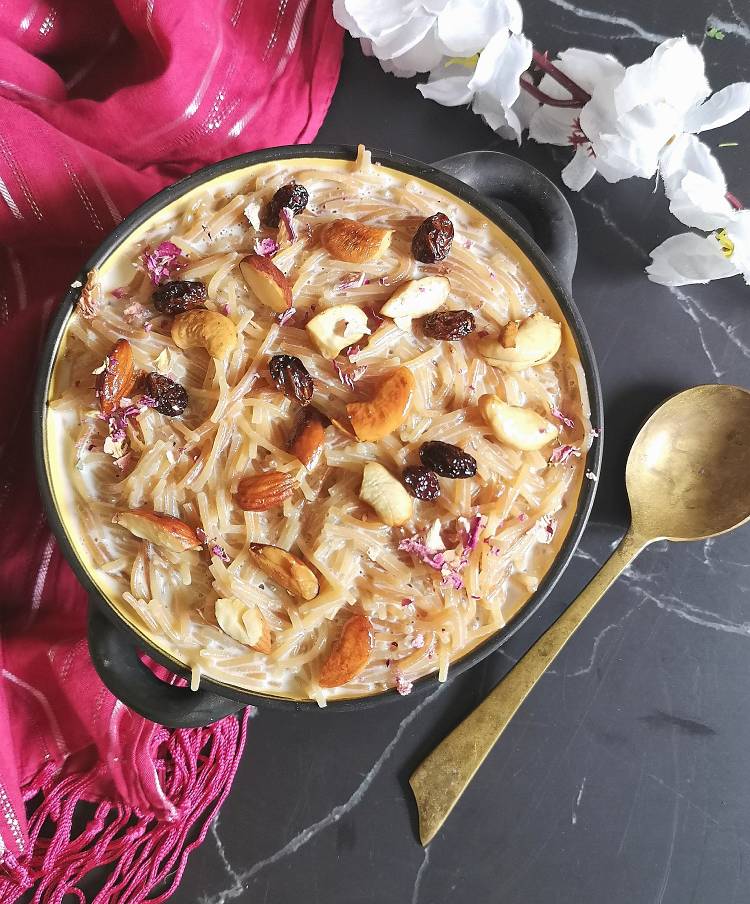 close up picture of Semiyan Payasam garnished with roasted cashew nuts, almonds and raisins, how to make Vermicelli Payasam