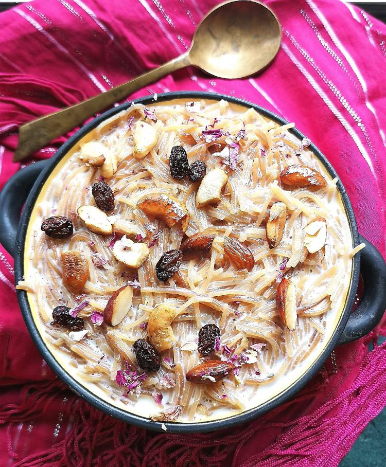 top view of vermicelli payasam garnished with roasted cashews, almonds and raisins