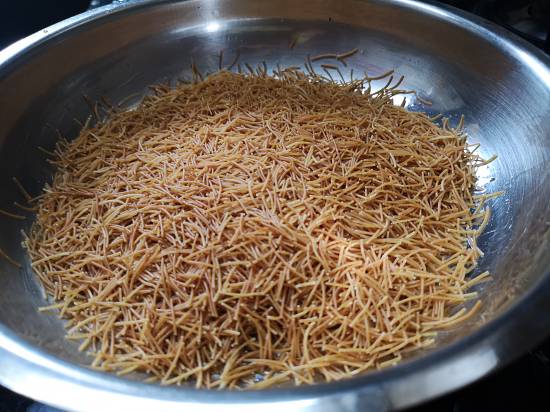 roasting broken wheat vermicelli in hot and melted ghee for semiyan payasam, close up picture of Semiyan Payasam garnished with roasted cashew nuts, almonds and raisins, how to make Vermicelli Payasam for Navratri